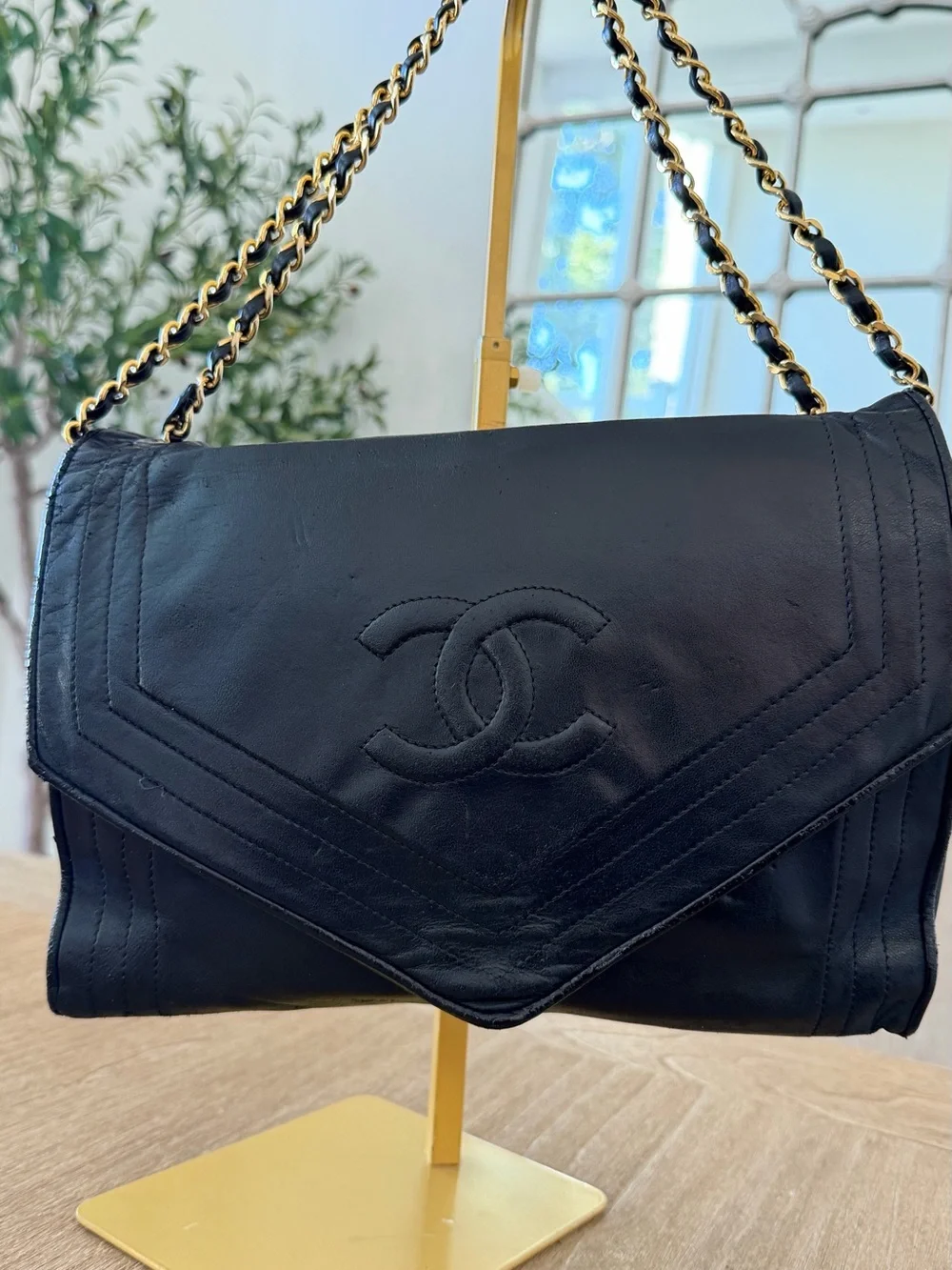 CHANEL Black Quilted Chevron Leather Shoulder Bag with Gold Chain
